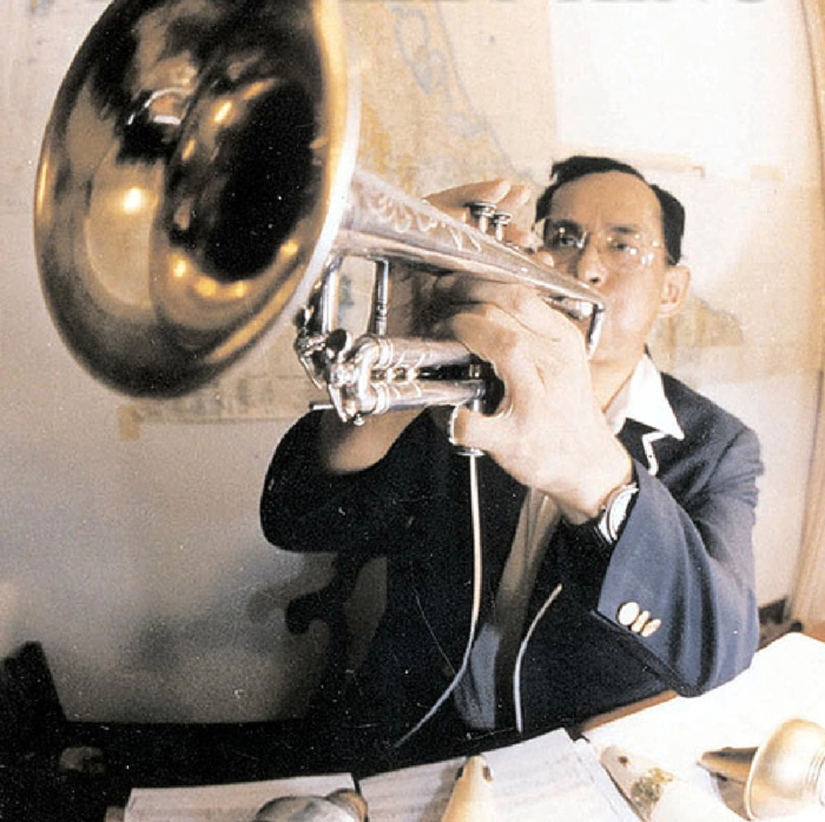 สำนักข่าวสหรัฐยกย่องพระองค์ ทรงมีพระปรีชาสามารถที่หลากหลาย ทรงเป็นพระมหากษัตริย์ที่ "เท่ห์" ที่สุดในโลก (ภาพ+รายละเอียด) 