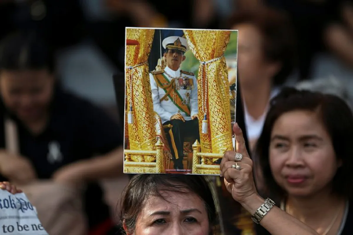 พสกนิกรแซ่ซ้อง...รับเสด็จ "สมเด็จพระบรมโอรสาธิราชฯ" เสด็จฯ พระราชพิธีปัญญาสมวาร (ภาพชุด)