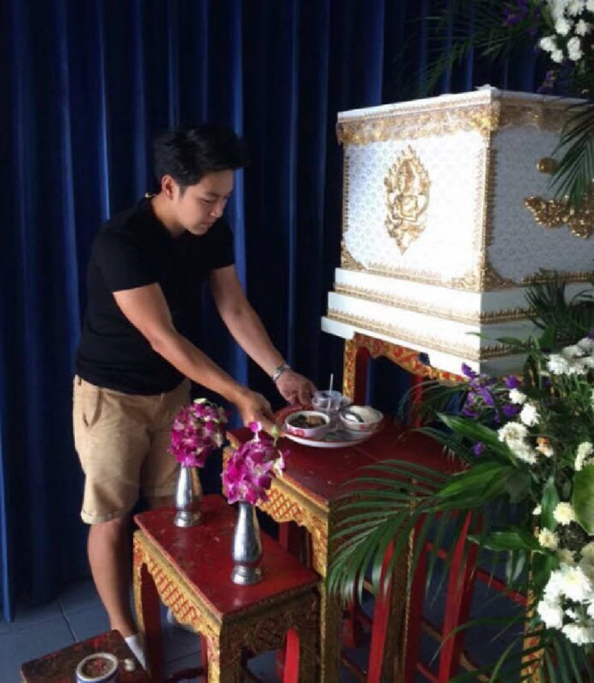 เหลือเชื่อสุดๆ!!! ชีวิต"ดีเจเก่ง เกียร์ R"  ตกอับถึงขั้นเป็นเด็กวัดดูแลศาลาสวดศพ แต่ล่าสุดมีคนเห็นใจยื่นมือช่วยแล้ว!?!