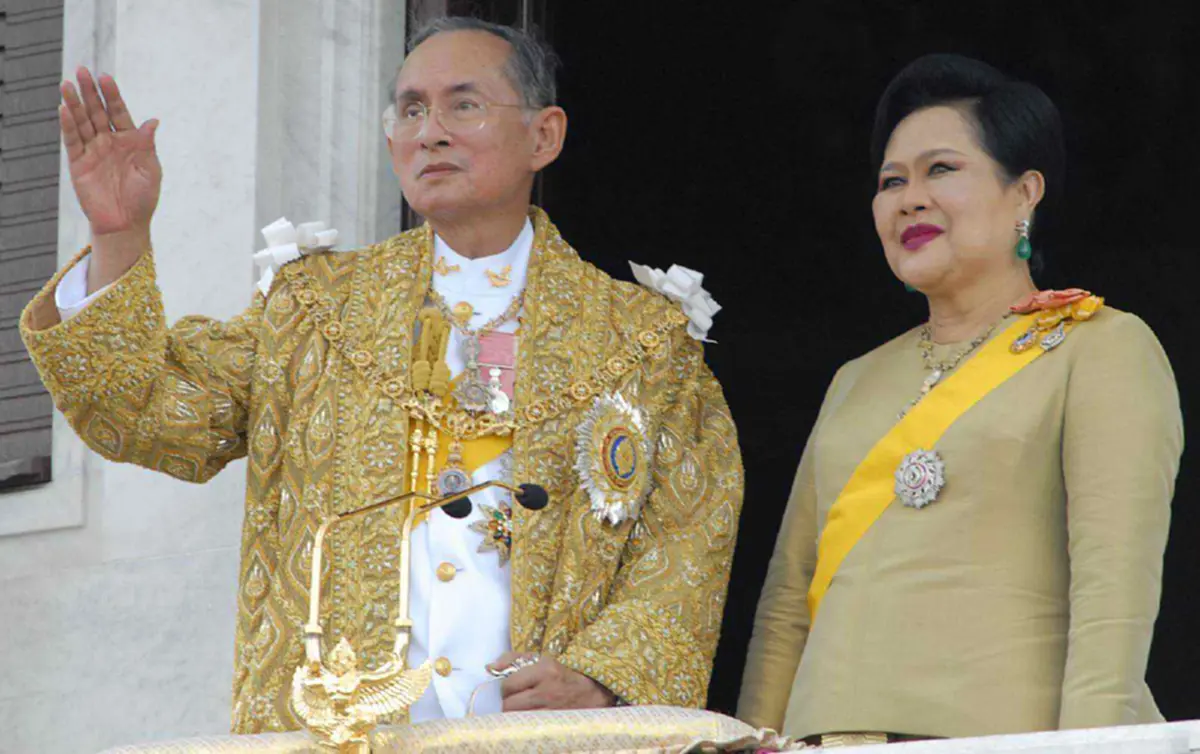 คู่บุญ บารมีจักรีเกริกฟ้า.. เก็บบันทึกไว้ในความทรงจำ ภาพหนังสือพิมพ์ยุคเก่าประกาศข่าวหมั้น ในหลวงร.9 - ราชินี
