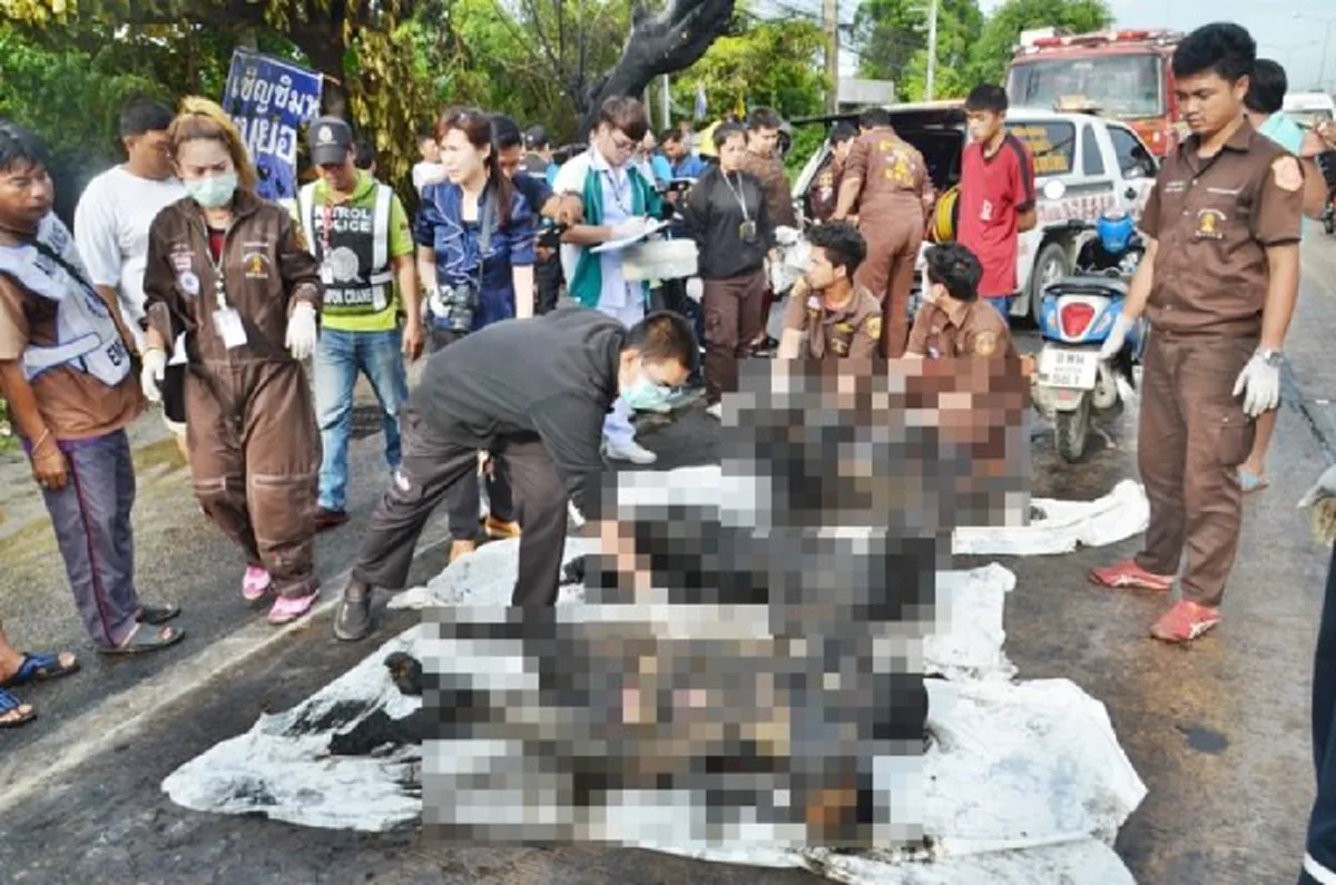นาทีระทึก!!! ไฟโหมกระบะวีโก้ ชนเกาะกลางถนนหมุนฟาดกับต้นไม้ไปลุกท่วม ไฟคลอกดับ 3 ศพ!!(มีคลิป)
