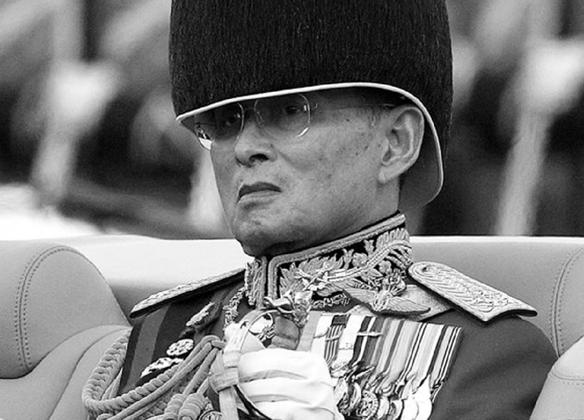 "13 ตุลาคม 2559" ค่ำคืนแห่งมหาโศก วันแห่งการสูญเสียครั้งยิ่งใหญ่ "วันโศกเศร้าที่สุดแห่งปี 2559" ที่คนไทยจะจดจำไปชั่วชีวิต (ชมคลิป)