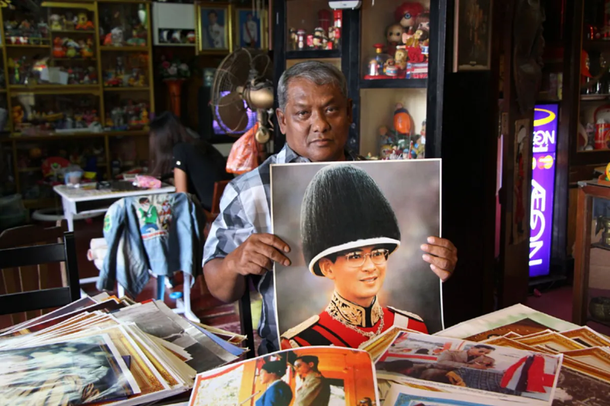ลุงชาวตรังเปิดเผยภาพสะสม ในหลวง กว่าพันใบ หาอะไรประเมินค่ามิได้ (ชมภาพ)