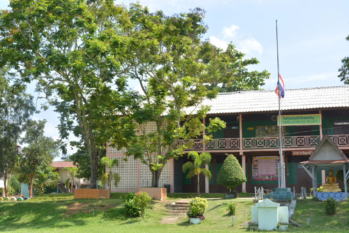 สุดแปลกประหลาด!!! ต้นนนทรีในหลวงทรงปลูกที่ร.ร.จังหวัดเลย ออกดอกเหลืองอร่าม (รายละเอียด)