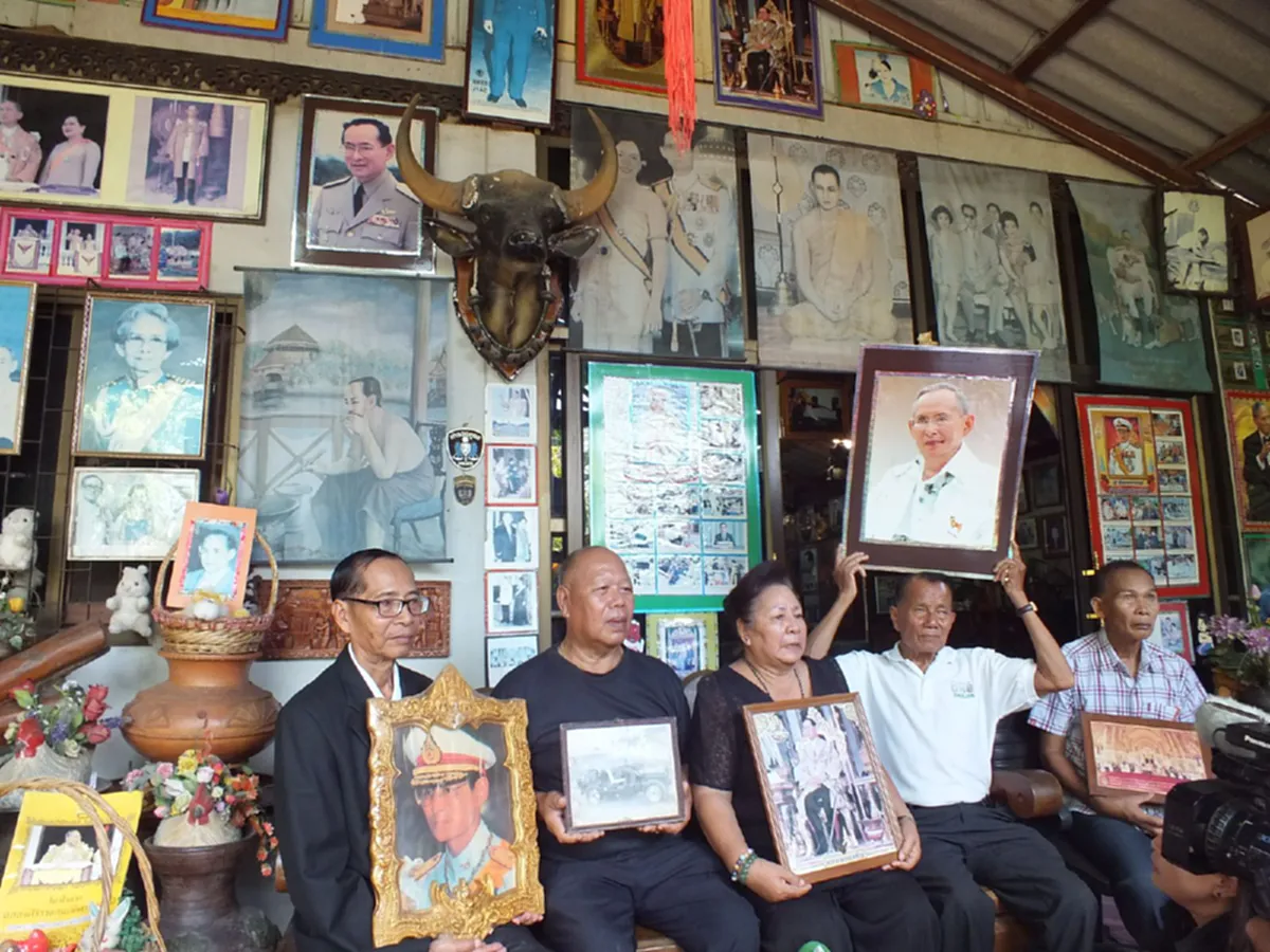 สะสมมากว่า 40 ปี!!! สองสามีภรรยาเมืองย่าโม ช่วยกันสะสมรูป ในหลวง กว่า 1,000 ภาพ น่าปลื้มปิติแทนจริงๆ (ชมภาพ)