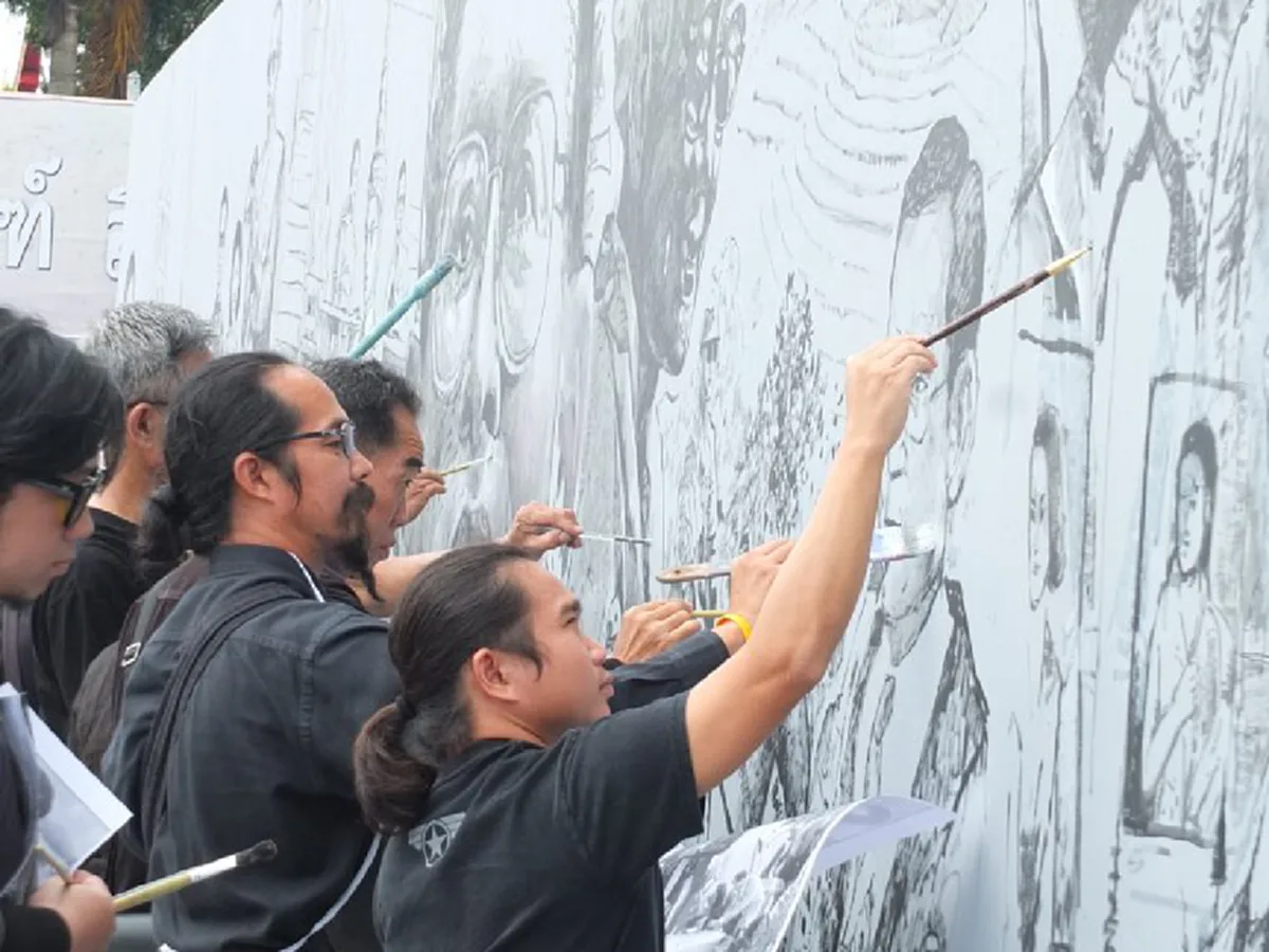 วาดภาพเพื่อพ่อ อ.เฉลิมชัย นำทัพ ศิลปินทั่วภาคเหนือ ระบายภาพความยิ่งใหญ่ของรัชกาลที่ 9 (ชมภาพ)