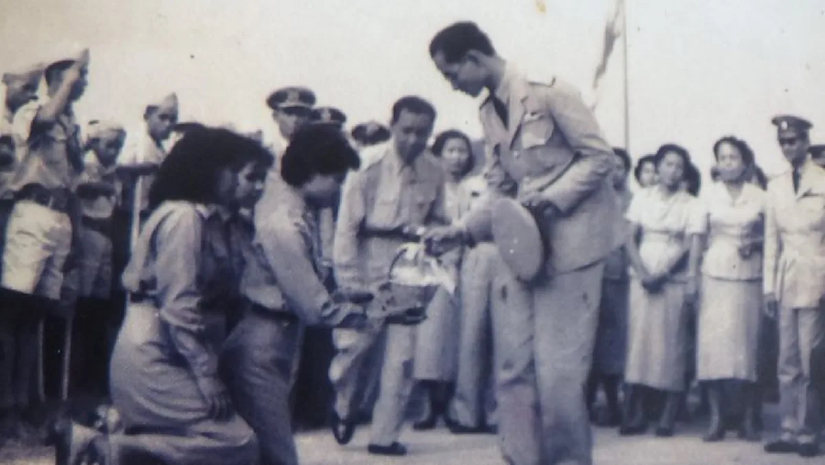 สุดประทับใจ!!! คุณย่าวัย 86 ปี เล่าประสบการณ์ชีวิตที่จะจำไปชั่วชีวิตถึงนาที พ่อหลวง ถอยหลังรถพระที่นั่ง มารับพวงมาลัยที่นำมาถวาย (ชมภาพ)