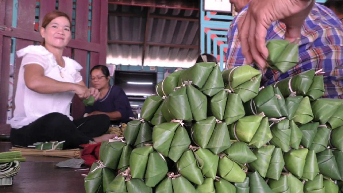 ข้าวต้มมัดรวมใจ!!! ชาวชัยนาททำดีถวาย พ่อหลวง ข้าวต้มมัด 999 ชิ้น แจกประชาชนถวายเป็นพระราชกุศล (ชมภาพ)