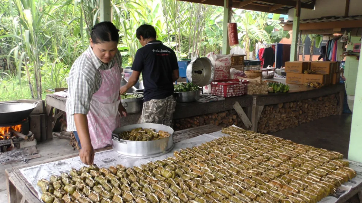 ข้าวต้มมัดรวมใจ!!! ชาวชัยนาททำดีถวาย พ่อหลวง ข้าวต้มมัด 999 ชิ้น แจกประชาชนถวายเป็นพระราชกุศล (ชมภาพ)