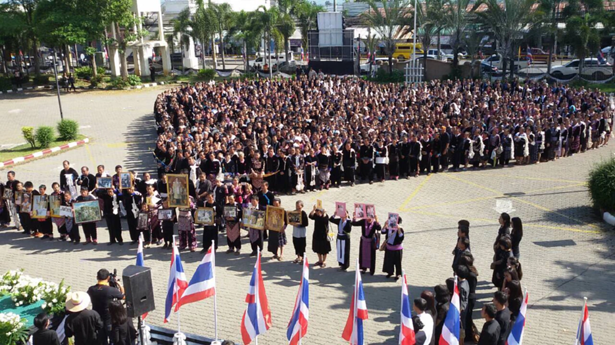 6ชนเผ่า!! เชื้อสายไทย...ร่วมไว้อาลัย พ่อหลวง นำแสงสว่างช่วยพลิกชีวิต เผยคำมั่นสัญญาจะไม่ยุ่งเกี่ยวยาเสพติด (ชมภาพ)