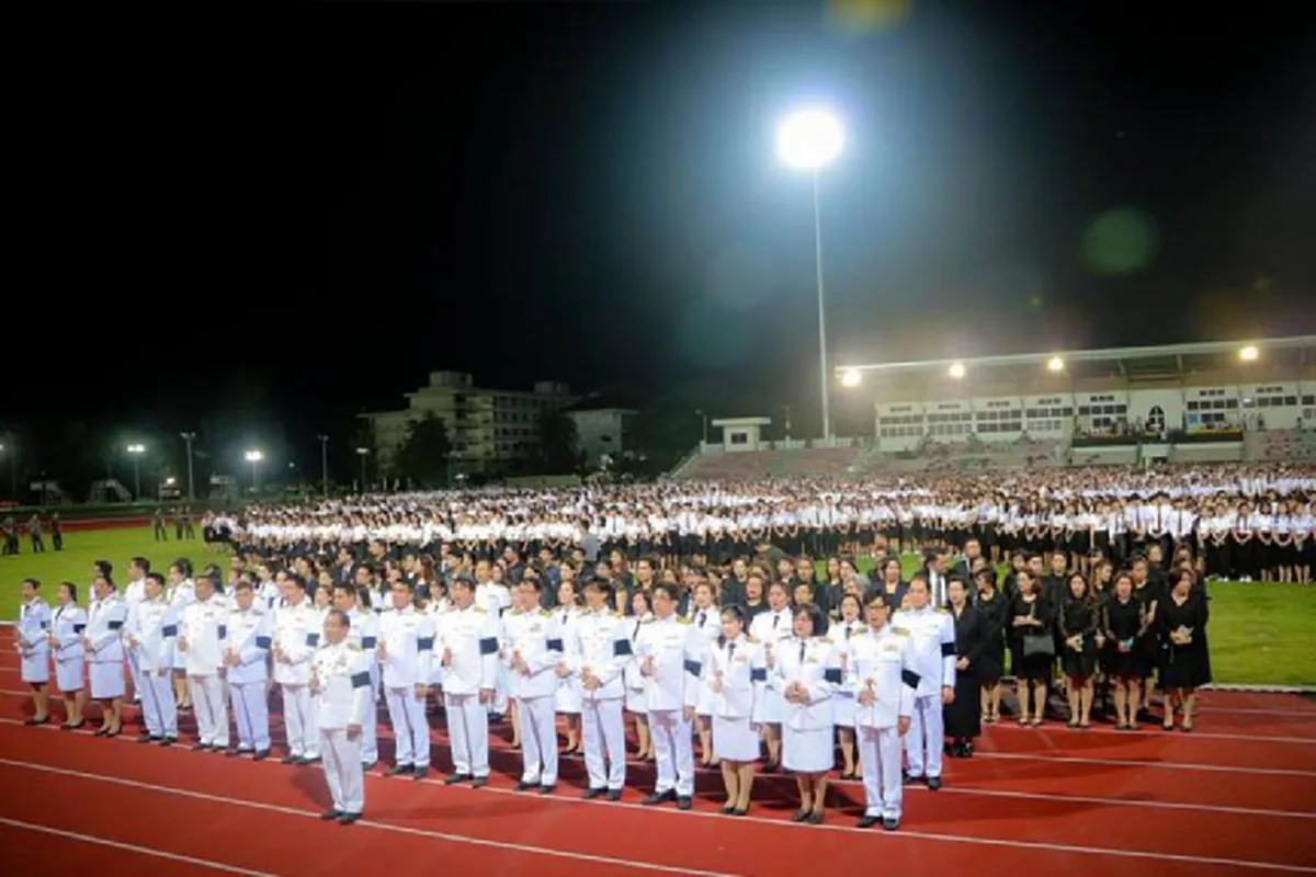 สวยงามตระการตา!! ราชภัฏลำปางร่วมถวยอาลัย ในหลวง ร.9 ด้วยการแปรอักษรเลขเก้าไทย-หัวใจ บอกได้คำเดียวว่า สวยงามแจ่มจรัสสุดๆ (ชมภาพ)