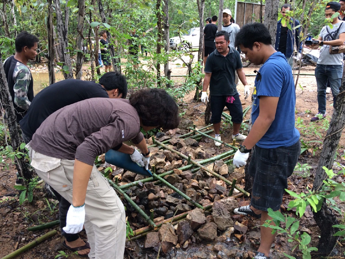 นักศึกษาอุเทนถวาย เยาวชนสถานพินิจ เครือข่ายเยาวชน ร่วม "สร้างฝายชะลอน้ำ" 20 ฝาย ถวายพ่อหลวง ร.๙