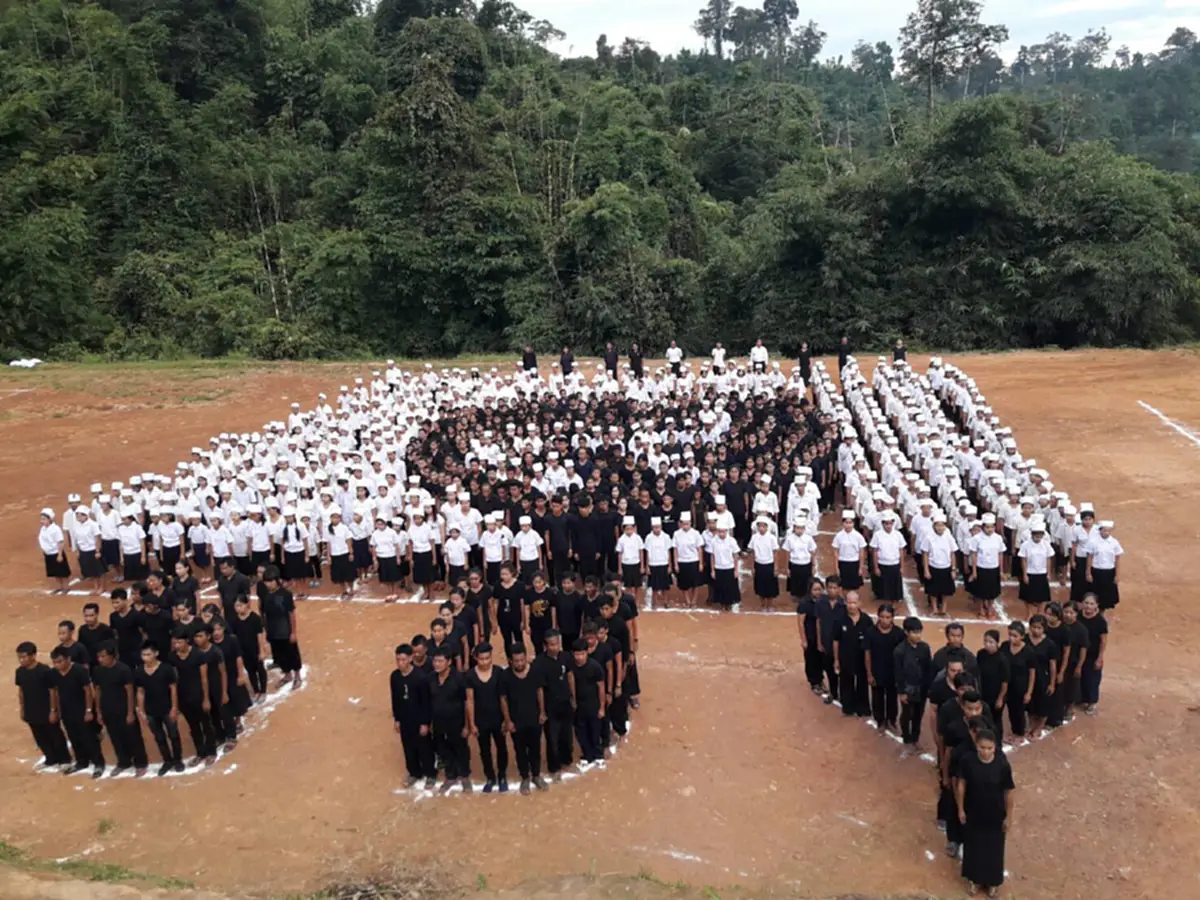 เพราะพ่อเราถึงมีบ้าน !!! ผู้ลี้ภัย สังขละบุรี  กว่าพันคนแปรอักษรเลข 9 บนผืนแผ่นดินไทยใต้ร่มโพธิสมภาร 