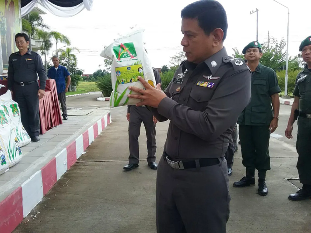 เยี่ยมเลยผู้การฯ!!! ผบก.จว.ลำพูนช่วยแบ่งเบาภาระชาวนาซื้อข้าวนำขายถนนคนเดิน แถมใจดีฝุดๆสั่งทุกโรงพักเปิดพื้นที่ขายข้าวด้วย