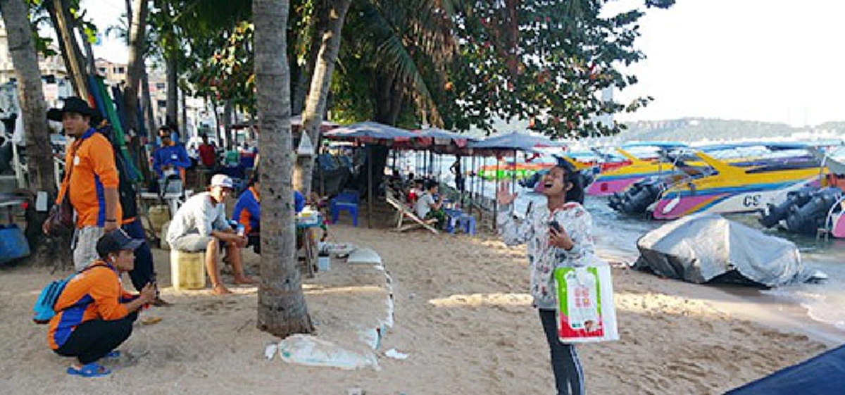 สุดไพเราะ !!! หนุ่มลาวขับร้องบทเพลง "เล่าสู่หลานฟัง" ซึ้งกินใจ! มี ครู สลา-เสรี รุ่งสว่าง เป็นไอดอล ฝันอยากไปไมค์ทองคำ (มีคลิป)