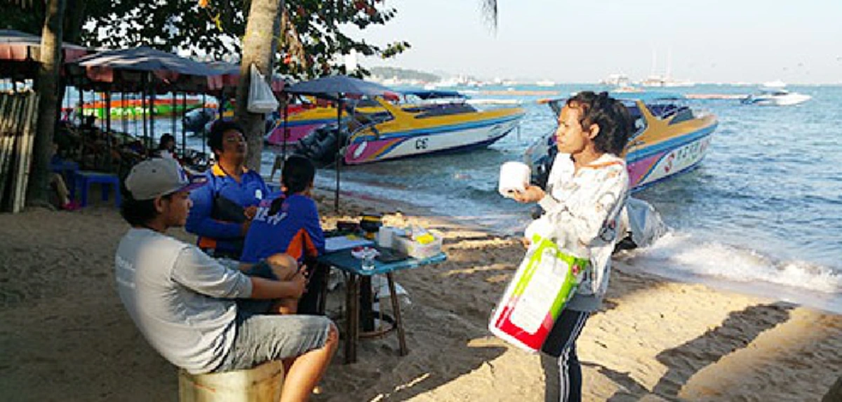 สุดไพเราะ !!! หนุ่มลาวขับร้องบทเพลง "เล่าสู่หลานฟัง" ซึ้งกินใจ! มี ครู สลา-เสรี รุ่งสว่าง เป็นไอดอล ฝันอยากไปไมค์ทองคำ (มีคลิป)