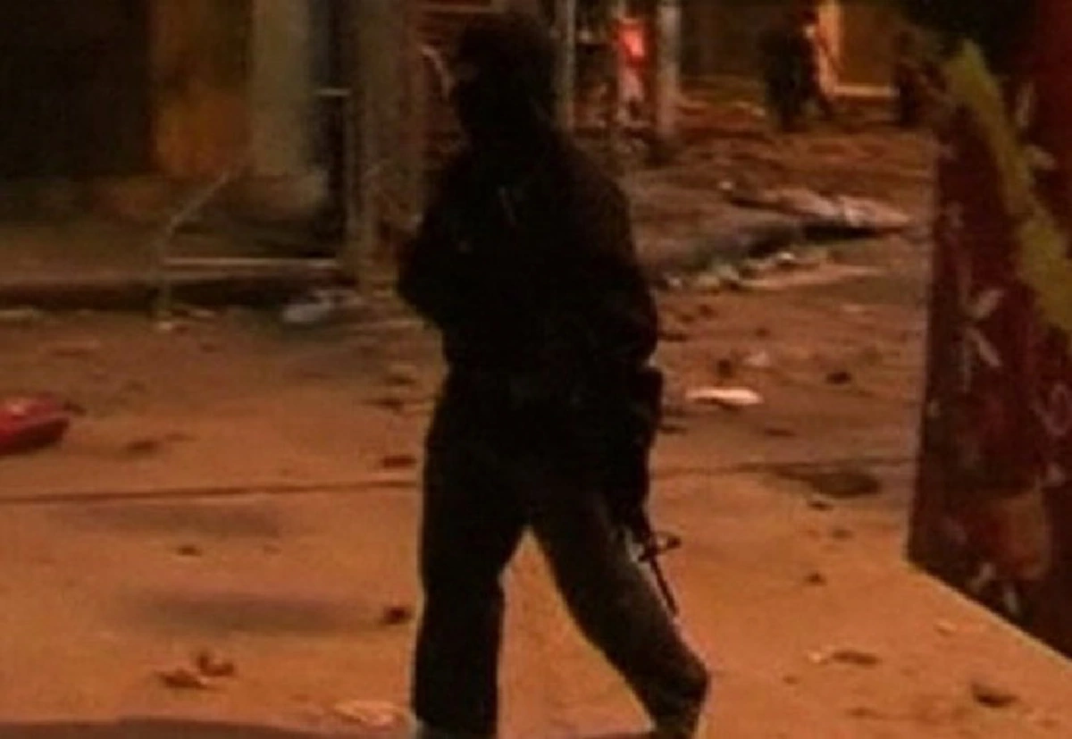 ศาลจำคุกชายชุดดำพกอาวุธสงครามเข้าที่ชุมนุม 10เมย.53 แกนนำเสื้อแดงจะว่ายังไง ?