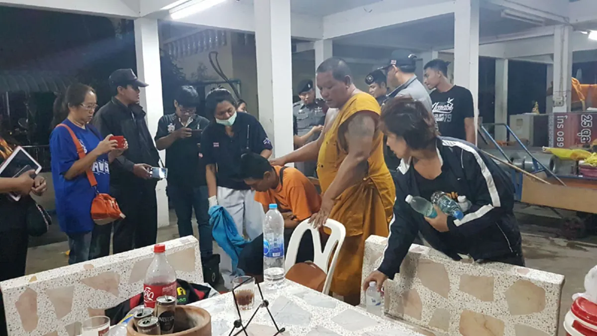 หนุ่มเครียดอาละวาดกระโดดน้ำเจ้าพระยาจนท.ช่วยขึ้นมายังจะเข้ามาทำร้ายพระและชาวบ้านจน ตร.ต้องเอาตัวไปสงบสติอารมณ์