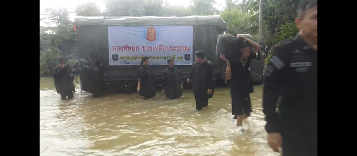 ยามสุข เราสนุก ยามทุกข์ เราไม่ลืมกัน!!! ส่องชัดๆคนบันเทิงแห่ลงพื้นที่ช่วยผู้ประสบภัยน้ำท่วม