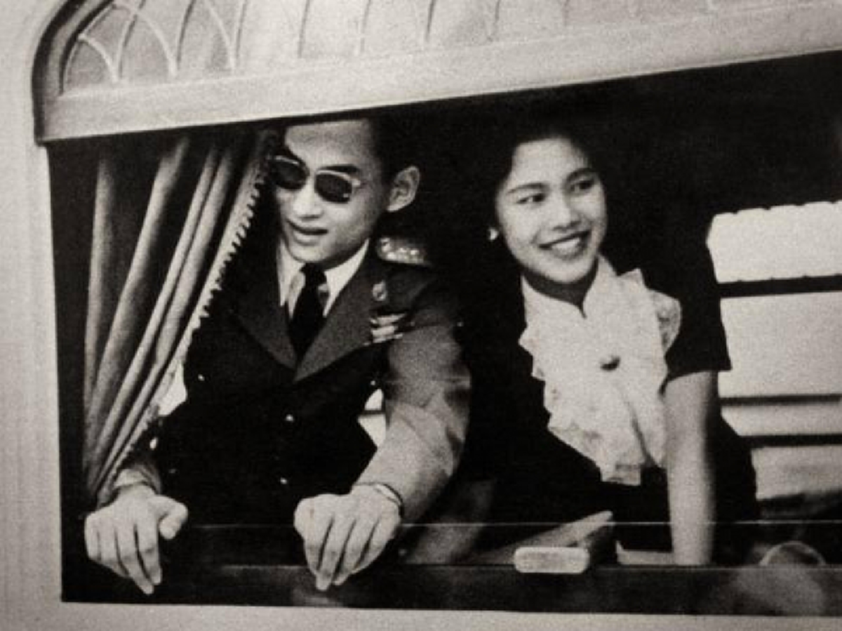น้ำตาไหล ไม่รู้ตัว!! "ในหลวง ร.9-ราชินี" เคยแอบเสด็จเยี่ยมบ้านตา-ยาย ผู้ประสบภัยน้ำท่วมเมื่อ 39 ปีก่อน แม้แต่ผู้ว่าฯยังไม่รู้!! 