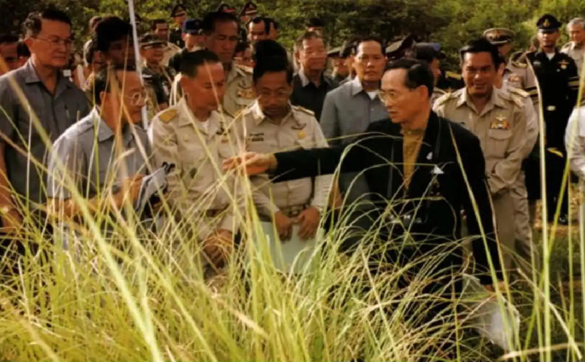 ธ สถิตในดวงใจไทยนิรันดร์...การเสด็จพระราชดำเนินในถิ่นทุรกันดารของในหลวง ร.๙ โพลชี้นี่คือภาพความทรงจำที่ตราตรึงในหัวใจของคนไทย