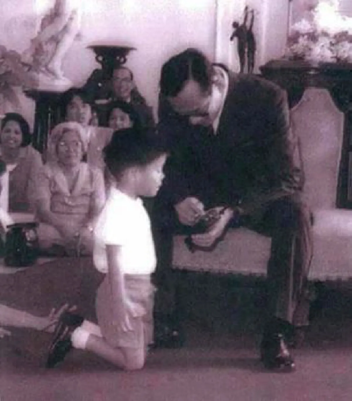 ทรงรักราษฎรจริงๆ ราชาผู้ไม่เคยถือพระองค์! ทรงเอ็นดูต่อความอยากรู้ของเด็กน้อย ไม่โปรดประทับยืนค้ำหัวคนแก่ เสด็จเซอร์ไพรส์ชาวบ้านบ่อยครั้ง!