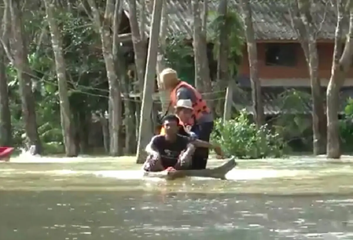 ทีนิวส์ลุยกระแสน้ำเชี่ยว เข้าพื้นที่ อ.ถ้ำพรรณรา แจกของผู้ประสบภัยน้ำท่วม