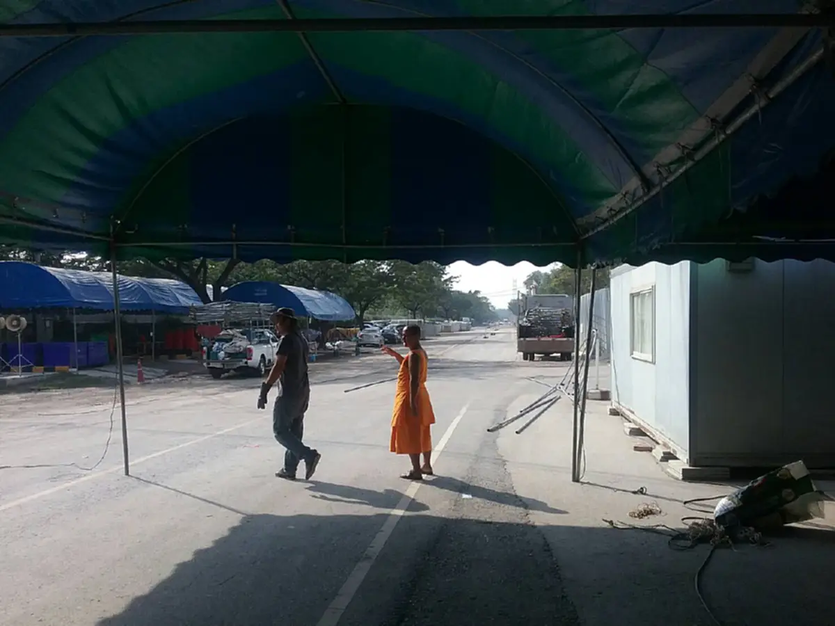 กฏหมายใช้กับธรรมกายไม่ได้ !!! หยามกันซึ่ง ๆ หน้า "วัดพระธรรมกาย" ตั้งป้อม กางเต้นท์ตีนสะพานข้ามคลอง (มีภาพ)