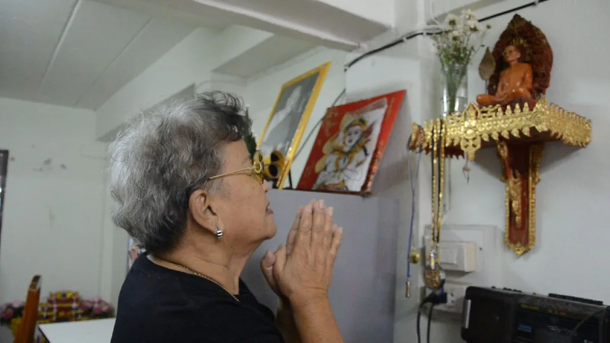 ขนลุกทุกครั้ง ที่นึกถึง!! "แม่เฒ่าอุดรฯ" เล่าเรื่องสุดอัศจรรย์ พระบารมี "ในหลวง ร.9" ที่ยังจำฝังใจ ไม่ลืมเลือน!!