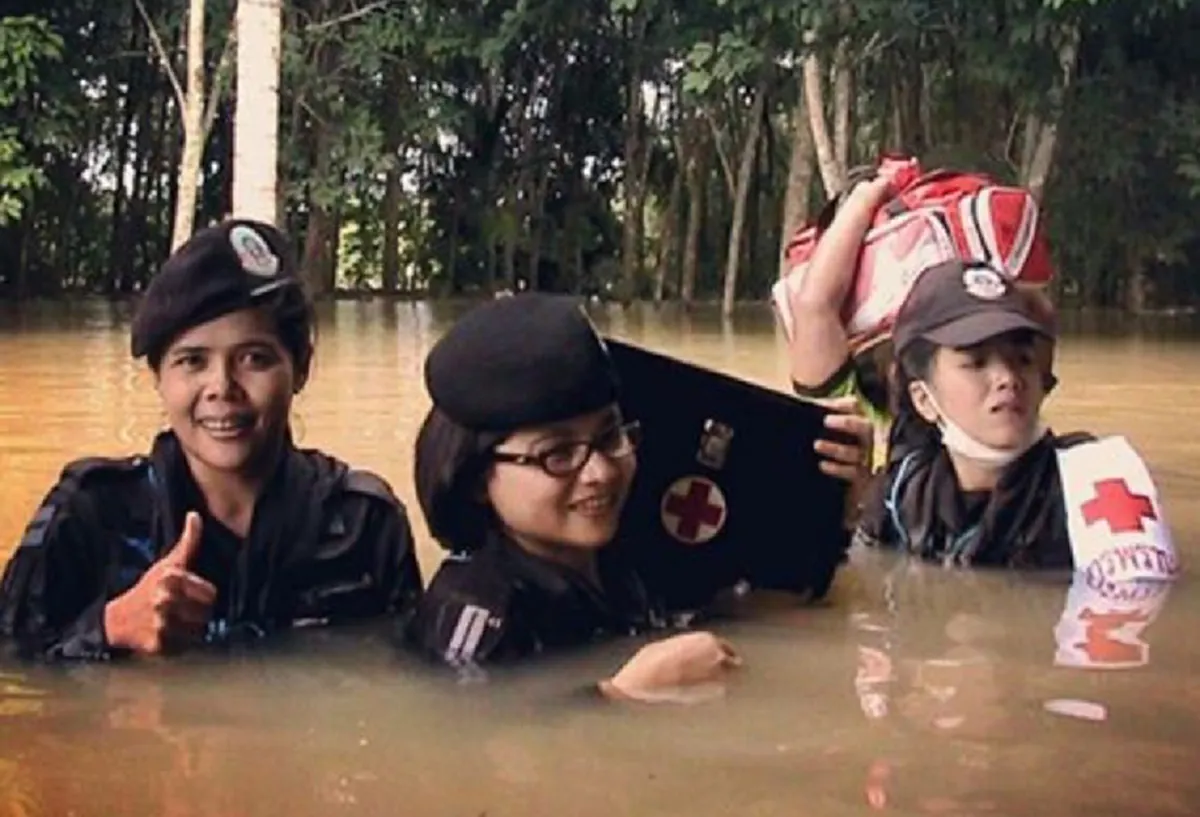 มีสะดุ้งกันบ้างล่ะ!!! ชาวเพจเห็นภาพทหารหาญลุยน้ำช่วยชาวบ้าน แล้วโพสต์คำเจ็บถึงนักการเมือง "ไม่มีเลือกตั้ง ไม่ต้องหาเสียง ก็ไม่เห็นหัว.." ??