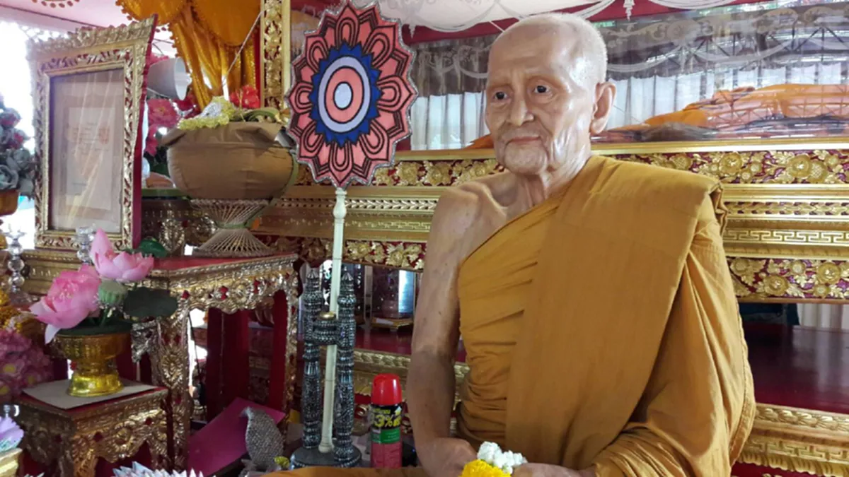 ปาฏิหาริย์!! "หลวงปู่แย้ม"เกจิดังแห่งวัดตะเคียนผู้สร้างตำนานเสือปืนแตกและตะกรุดคอหมาหลังละสังขารร่างไม่เน่าเปื่อยคล้ายคนนอนปกติ!!