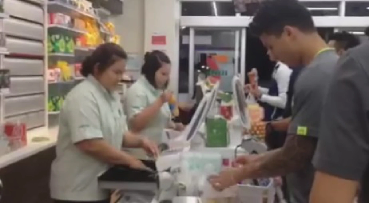 โอ๊ยเขิน!!! พนักงาน 7-11 ถึงขั้นมือไม้สั่น เมื่อเจอ สามีแห่งชาติ เห็นแล้วอิจฉาแรง!!! (ชมคลิป)