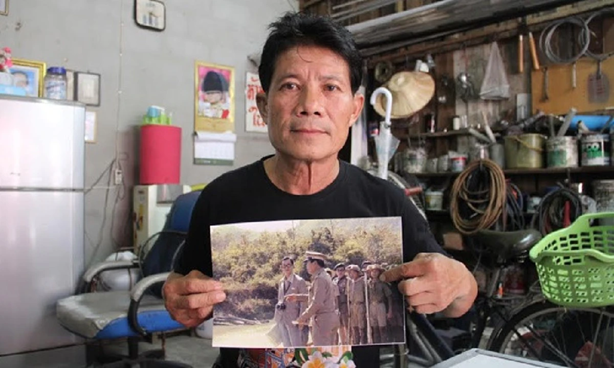 ที่สุดในชีวิต...เจ้าของร้านเหล็กค้นพบภาพถ่ายเมื่อ 37 ปีที่แล้ว ขณะเป็นนักเรียนสวมชุดลูกเสือ เข้าแถวรับเสด็จในหลวงฯ 