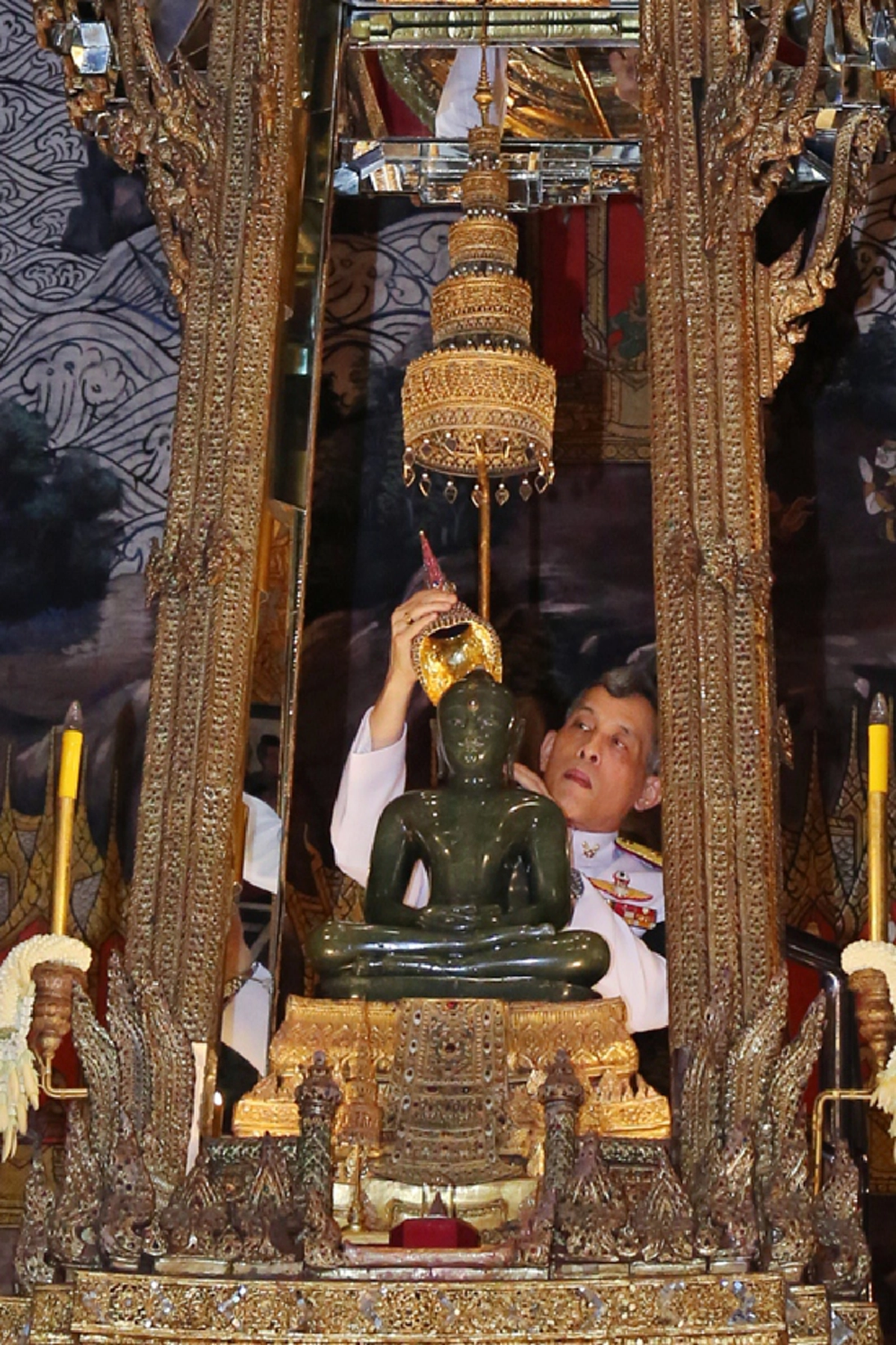 "สมเด็จพระบรมโอรสาธิราชฯ" ทรงเปลี่ยนเครื่องทรงฤดูฝน "พระพุทธมหามณีรัตนปฏิมากร" (พระแก้วมรกต)