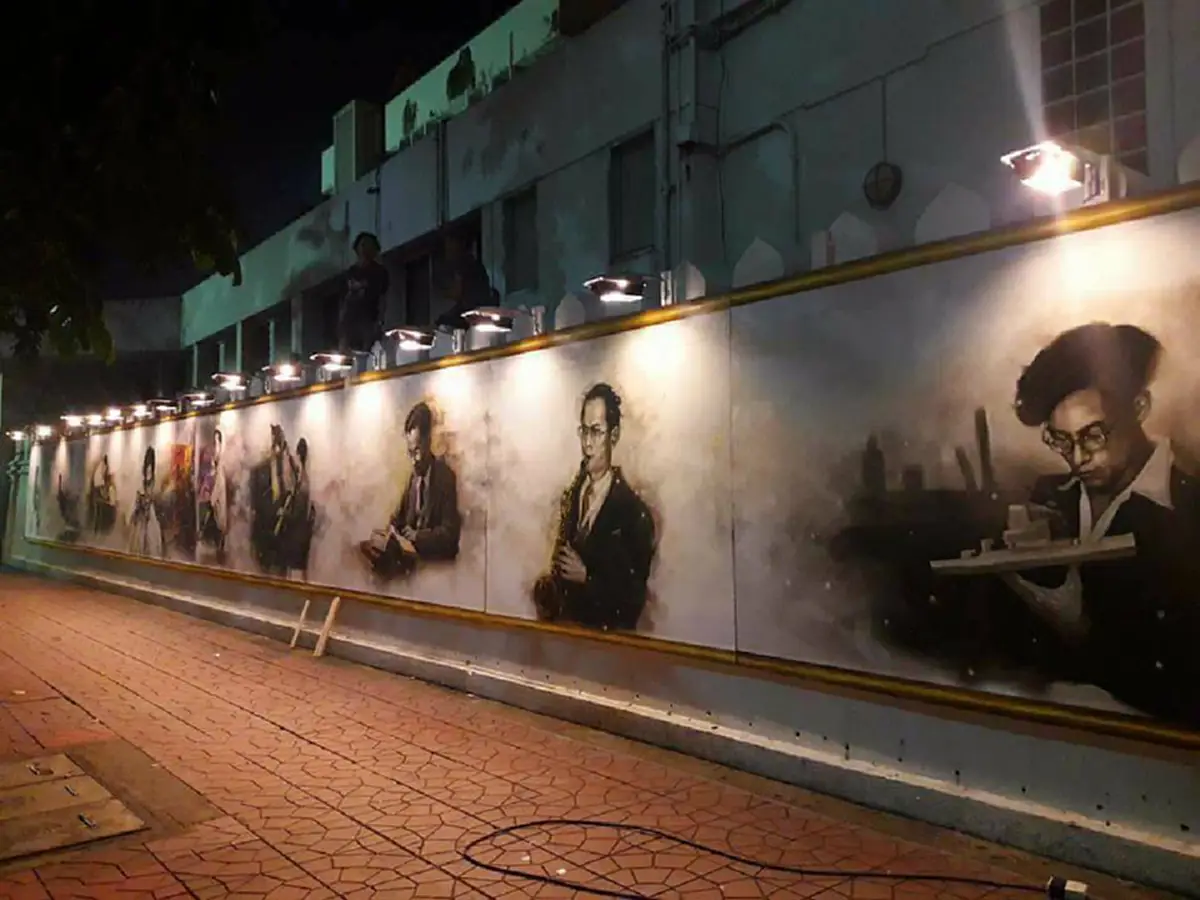 วิจิตรอัครศิลปิน!! ปชช.แห่ชื่นชมภาพพระอัจริยภาพองค์พ่อหลวงจากแปรงวาดของชาวมหาลัยศิลปากร