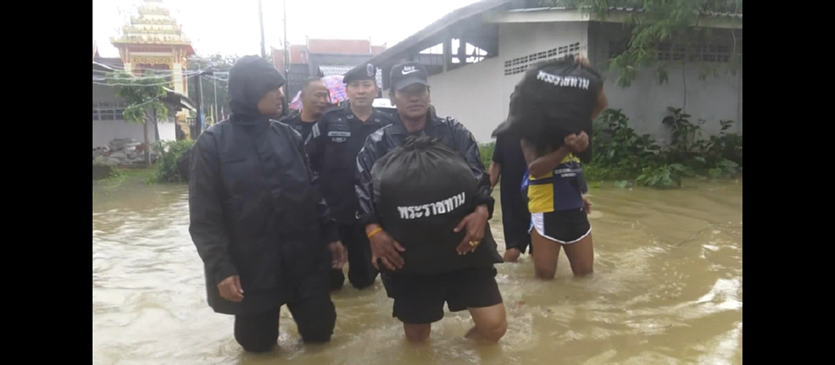 ยามสุข เราสนุก ยามทุกข์ เราไม่ลืมกัน!!! ส่องชัดๆคนบันเทิงแห่ลงพื้นที่ช่วยผู้ประสบภัยน้ำท่วม