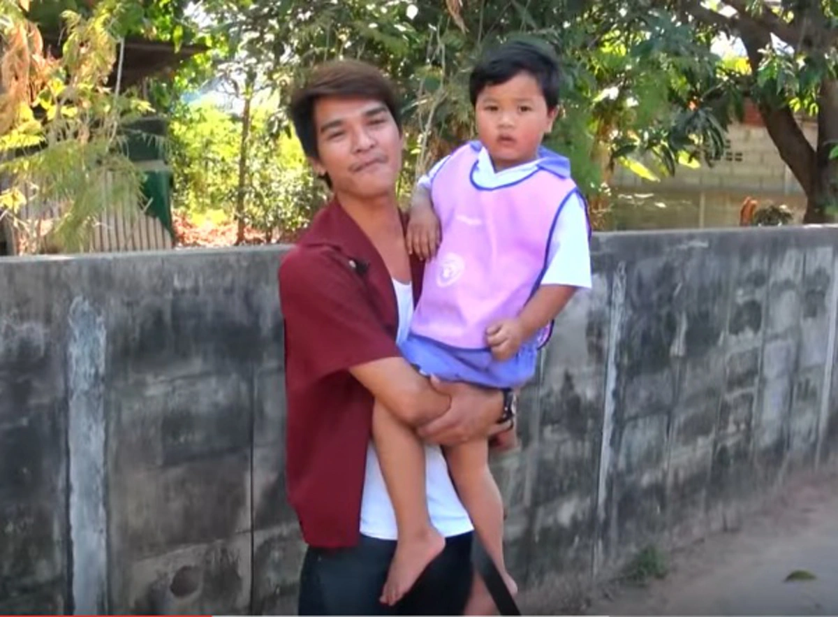 รู้แล้วอึ้ง! เด็กน้อยกับคลิปสุดฮอต#แม่ใหม่โคตรใจดี เคยออกรายการทีวีมีโรคประจำตัวเป็นธาลัสซีเมียพ่อเล่าอาการน่าสงสารสุดๆ!?(คลิป)