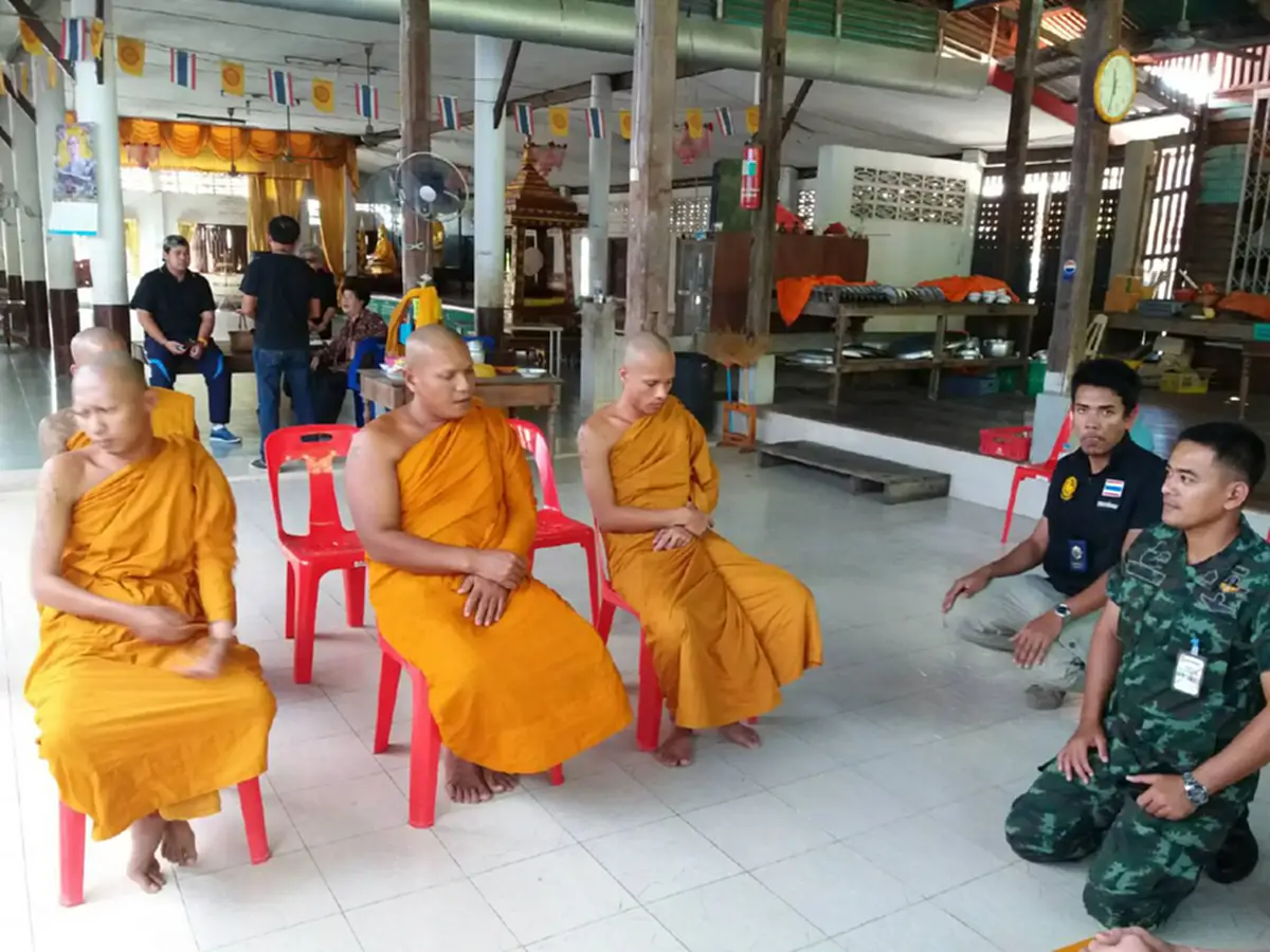 จับสึกพระขี้ยาเกือบหมดวัด!!ทหาร-นอภ.บ้านหมี่ จับสึกพระหลังพบเสพยาบ้า..อนาถใจ ครึ่งเดือนฝ่ายปกครองจับพระเสพยาแล้ว 5 ราย จ่ออีกหลายวัด