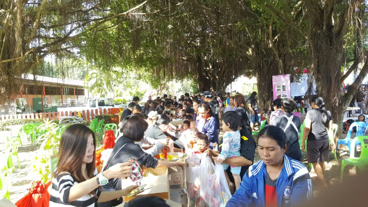 กลุ่มเพื่อนติ๊กร่วมกับกลุ่มปากกัด นำสมาชิกร่วมกันพัฒนาโรงเรียนและมอบอุปกรณ์การเรียนการสอน