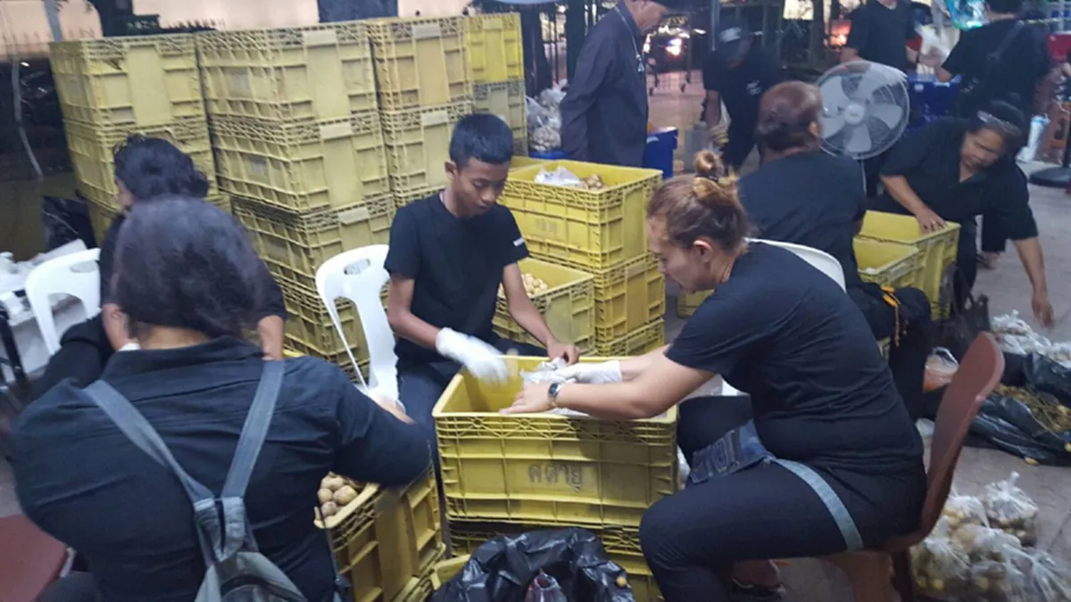 ด้วยสำนึกในพ่อหลวง!!ชาวสวนชุมพร นำลองกอง 2.5 ตัน แจกประชาชนร่วมกับทีนิวส์ ที่สนามหลวง