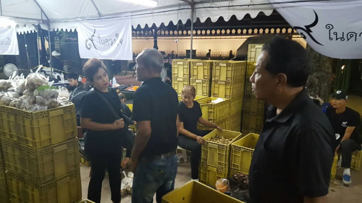ด้วยสำนึกในพ่อหลวง!!ชาวสวนชุมพร นำลองกอง 2.5 ตัน แจกประชาชนร่วมกับทีนิวส์ ที่สนามหลวง