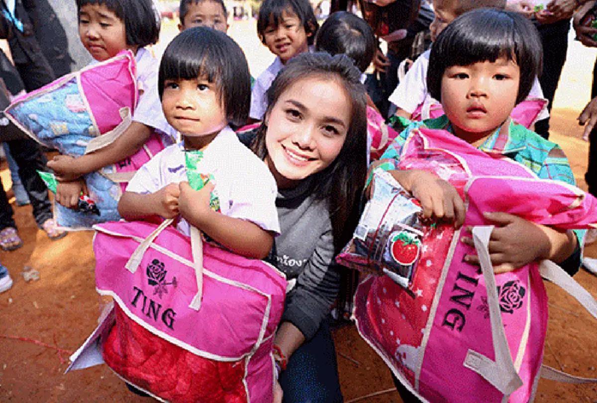 สวย เก่ง ใจบุญ!!! "ต่าย อรทัย" หอบผ้าห่มส่งต่อความอบอุ่น สู้ภัยหนาวให้ เด็ก-ผู้ฒ่าผู้แก่ จ.เลย งานนี้ได้หัวใจชาวเน็ตไปเต็มๆ (ชมภาพ)