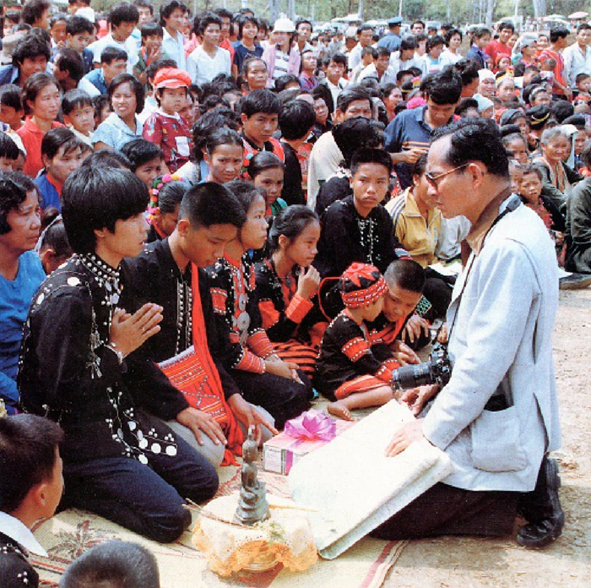 โพธิสัตว์จรรยา...มรรคาเพื่อมหาชน!! บุญของแผ่นดินไทย...ที่ได้อยู่ใต้ร่มพระบรมโพธิสมภารของ "ผู้มุ่งสู่พุทธภูมิ" ในกาลภายหน้าอย่างแท้จริง!!