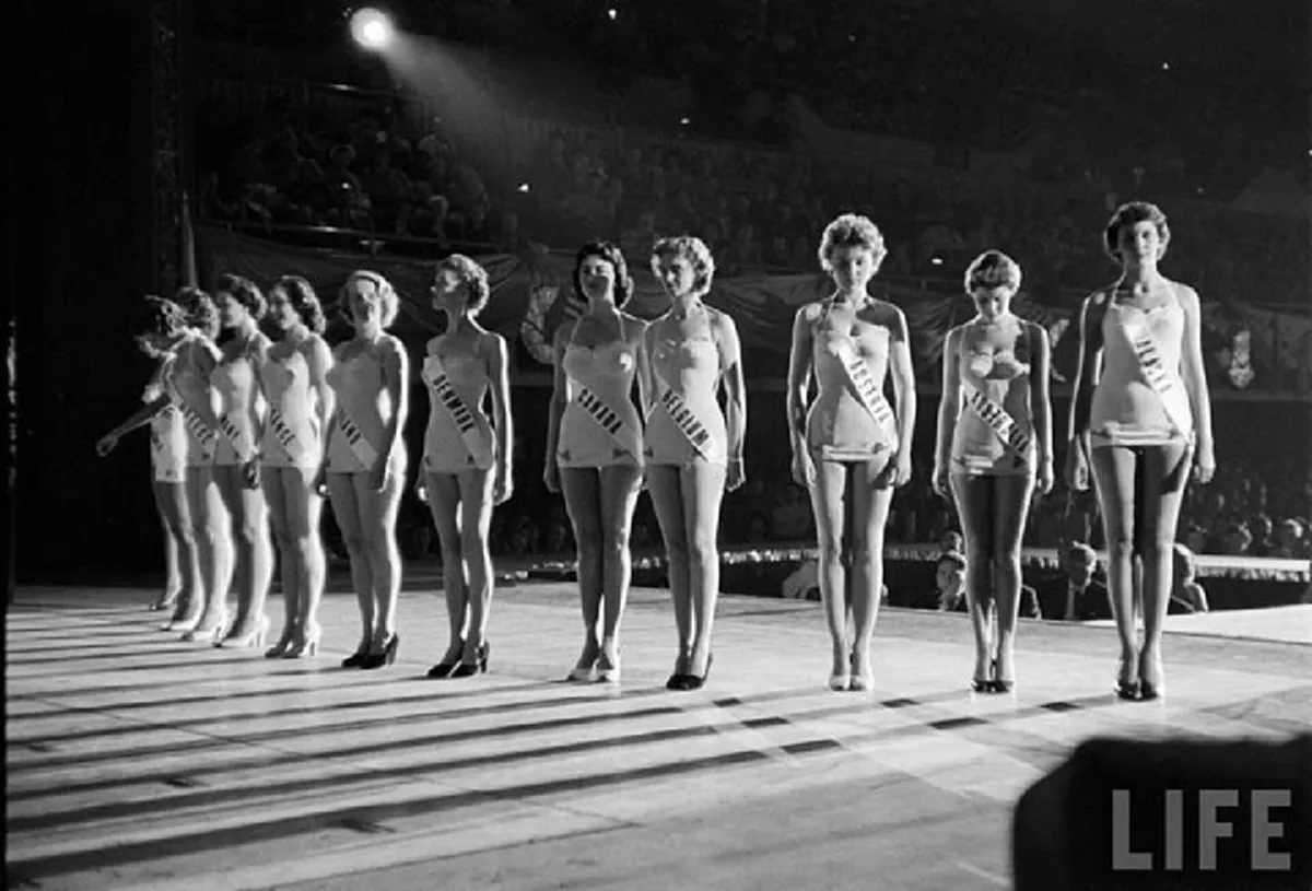 ย้อนชมความงาม นางงามจักรวาลคนแรกของฝรั่งเศส ที่มงลง เมื่อปี 1953 สวยหวานชวนหลงใหล จากภาพในอดีตสู่ปัจจุบัน (ภาพ+รายละเอียด) 