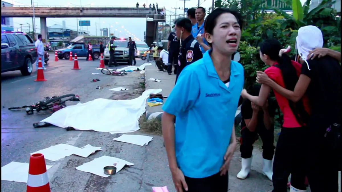 ลากคอมันด่วน!! "โชเฟอร์รถพ่วง" พุ่งชน 3 แรงงานพม่า ร่างกระเด็นเกลื่อนถนน -พยานเห็นคาตา มันขับมายังไง ก่อนหลบหนี!!