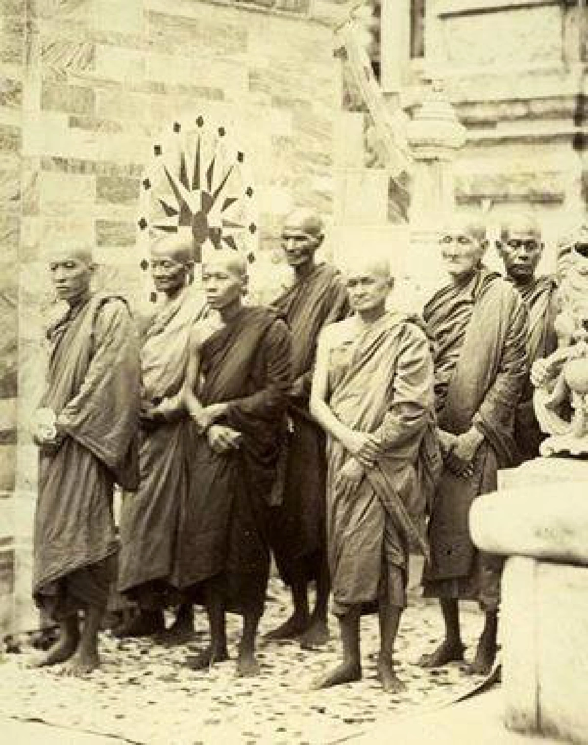 รวมภาพประวัติศาสตร์  "พระบรมฉายาลักษณ์ รัชกาลที่ ๕"  ครั้งทรงเสด็จออกผนวชเป็นพระภิกษุเมื่อปี ๒๔๑๖