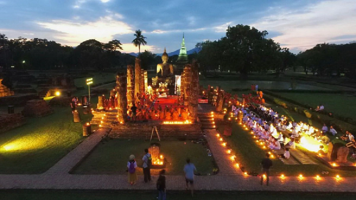 งดงามยิ่งนัก!! พระภิกษุ 250รูป สวดพระอภิธรรมถวายพระบรมศพ ในหลวง ร.9กลางเมืองมรดกโลก ปชช.ร่วมจุดตะคันบูชาคุณ (มีภาพ)