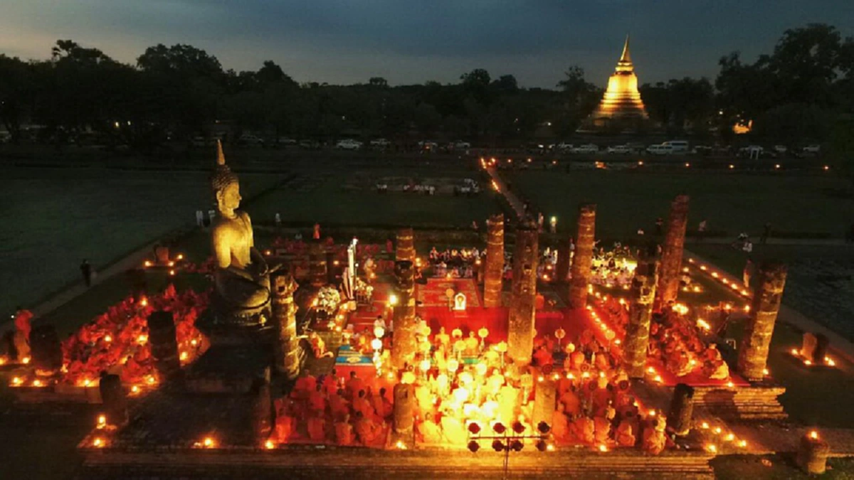 งดงามยิ่งนัก!! พระภิกษุ 250รูป สวดพระอภิธรรมถวายพระบรมศพ ในหลวง ร.9กลางเมืองมรดกโลก ปชช.ร่วมจุดตะคันบูชาคุณ (มีภาพ)