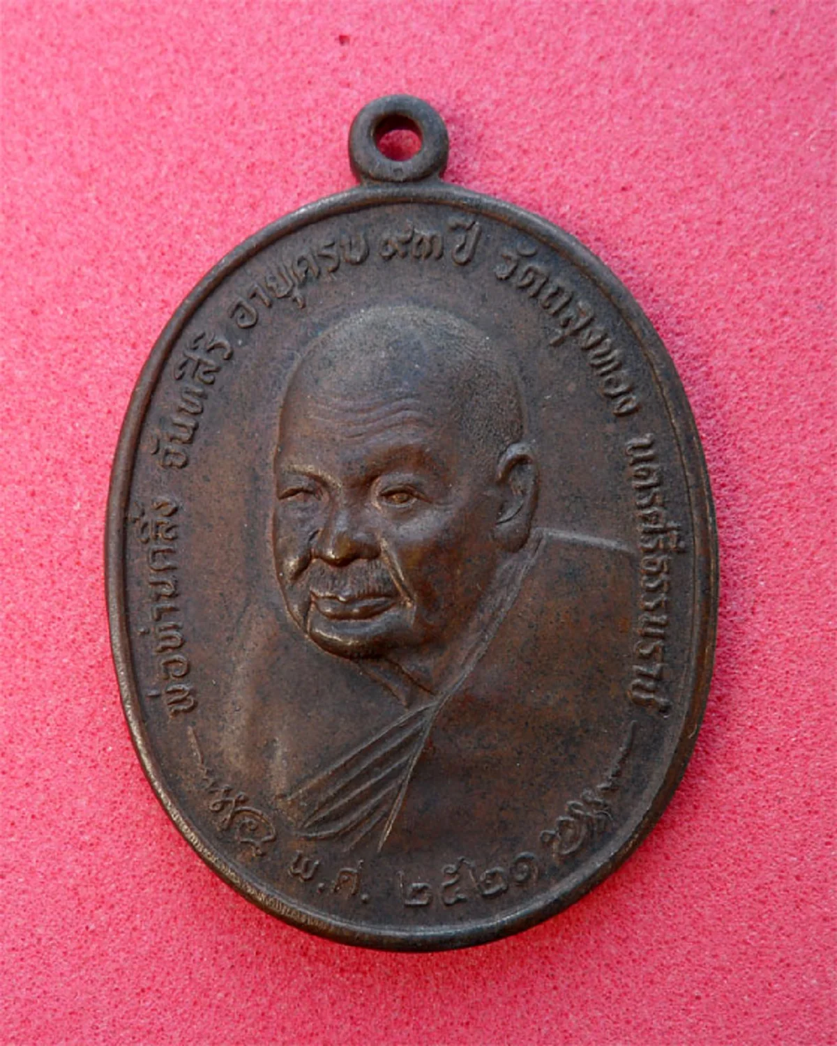 สาธุรัวๆ ห้อยเหรียญพ่อท่านคลิ้ง โดนลูกซองยิงเข้ากลางลำตัวถึงสามนัด ได้มาแค่รอยช้ำ!!