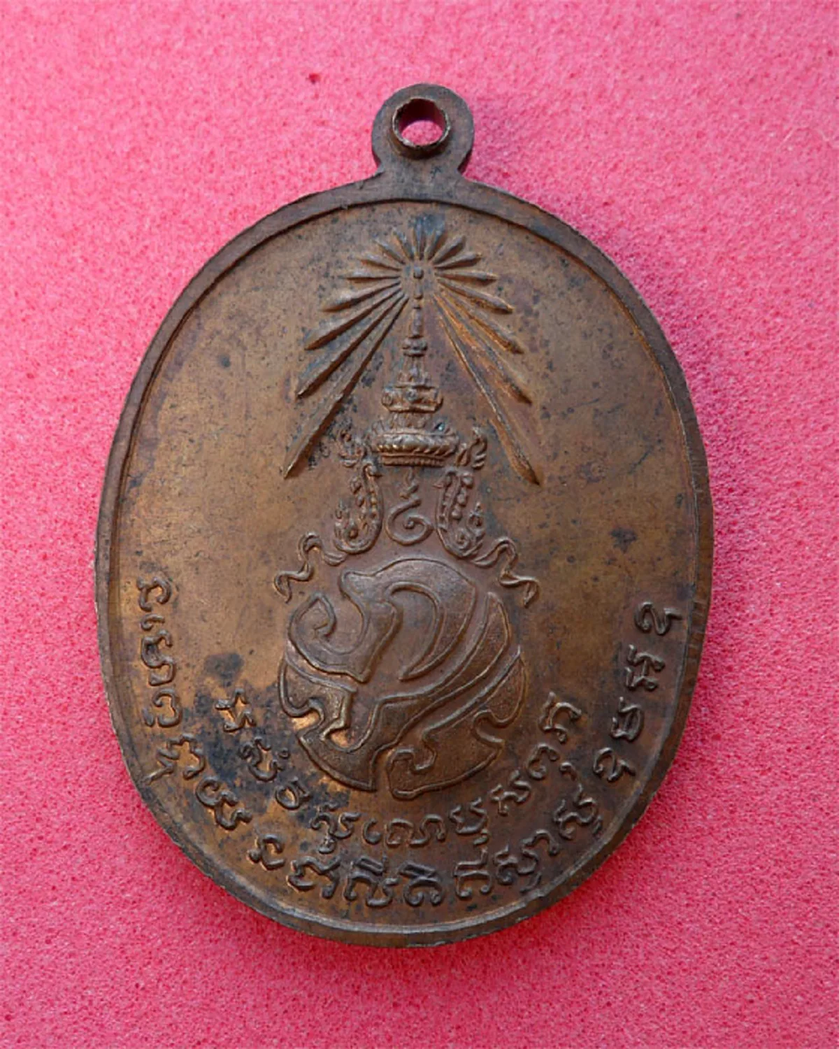 สาธุรัวๆ ห้อยเหรียญพ่อท่านคลิ้ง โดนลูกซองยิงเข้ากลางลำตัวถึงสามนัด ได้มาแค่รอยช้ำ!!